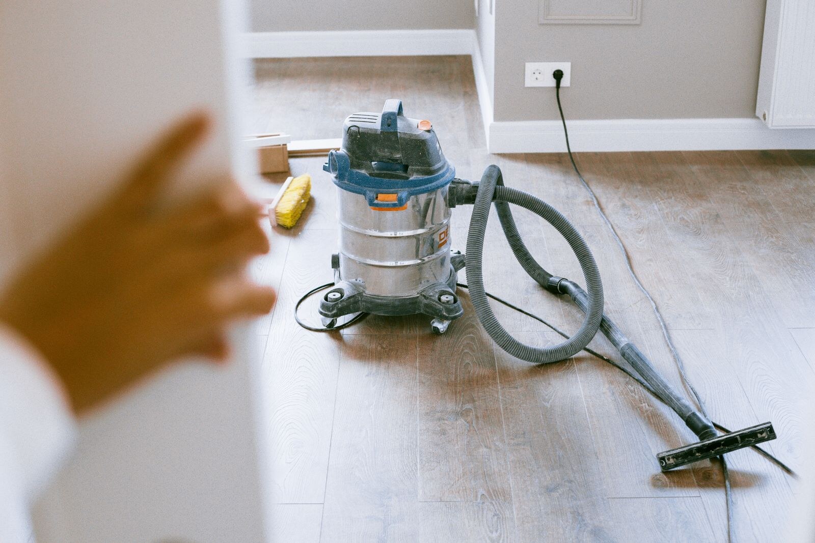 Professionelle Reinigung einer Wohnung als Beispiel für einzelne Aufgaben
